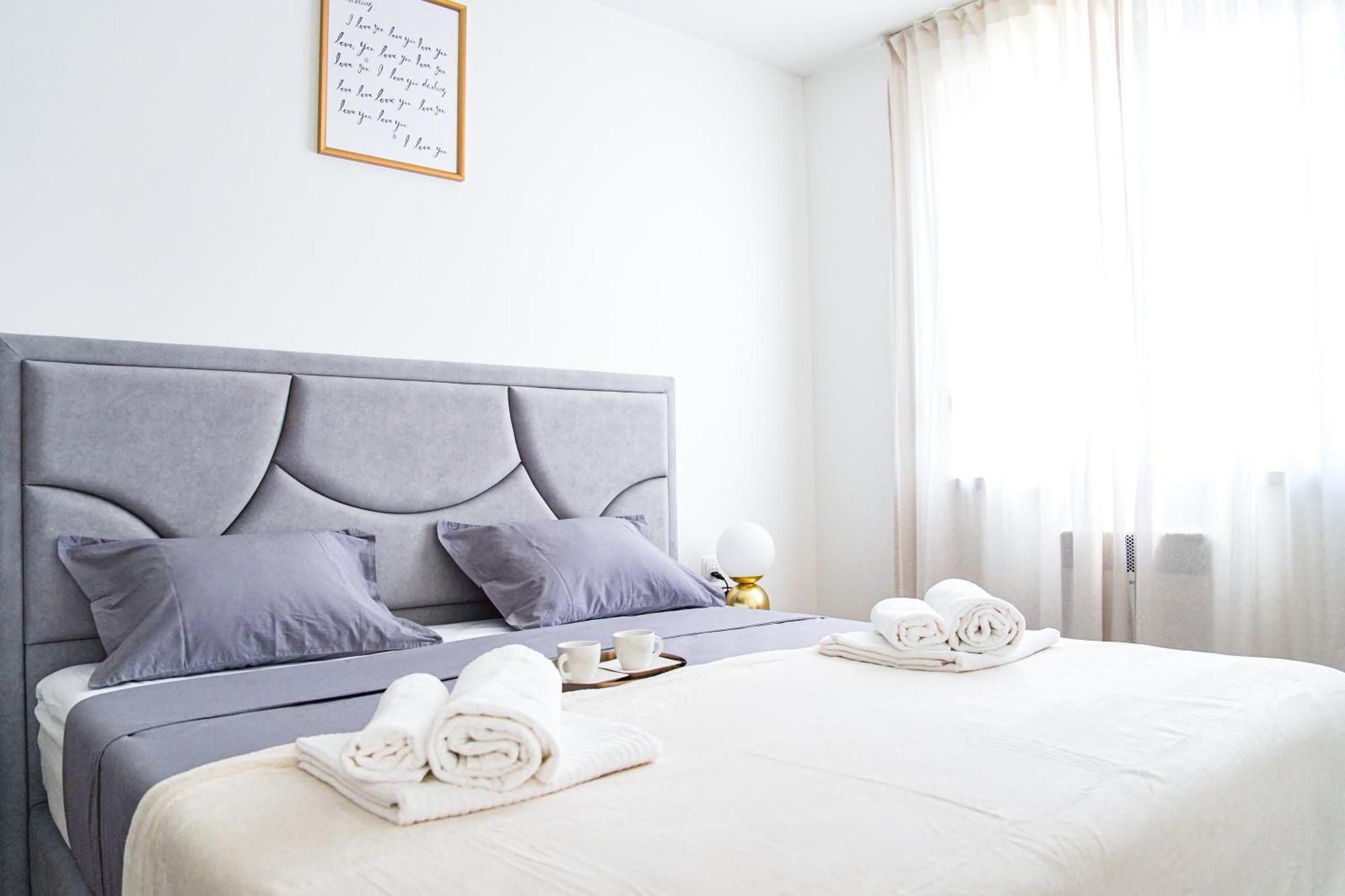 Stefani - Balcony & Free Private Garage Parking Appartement *