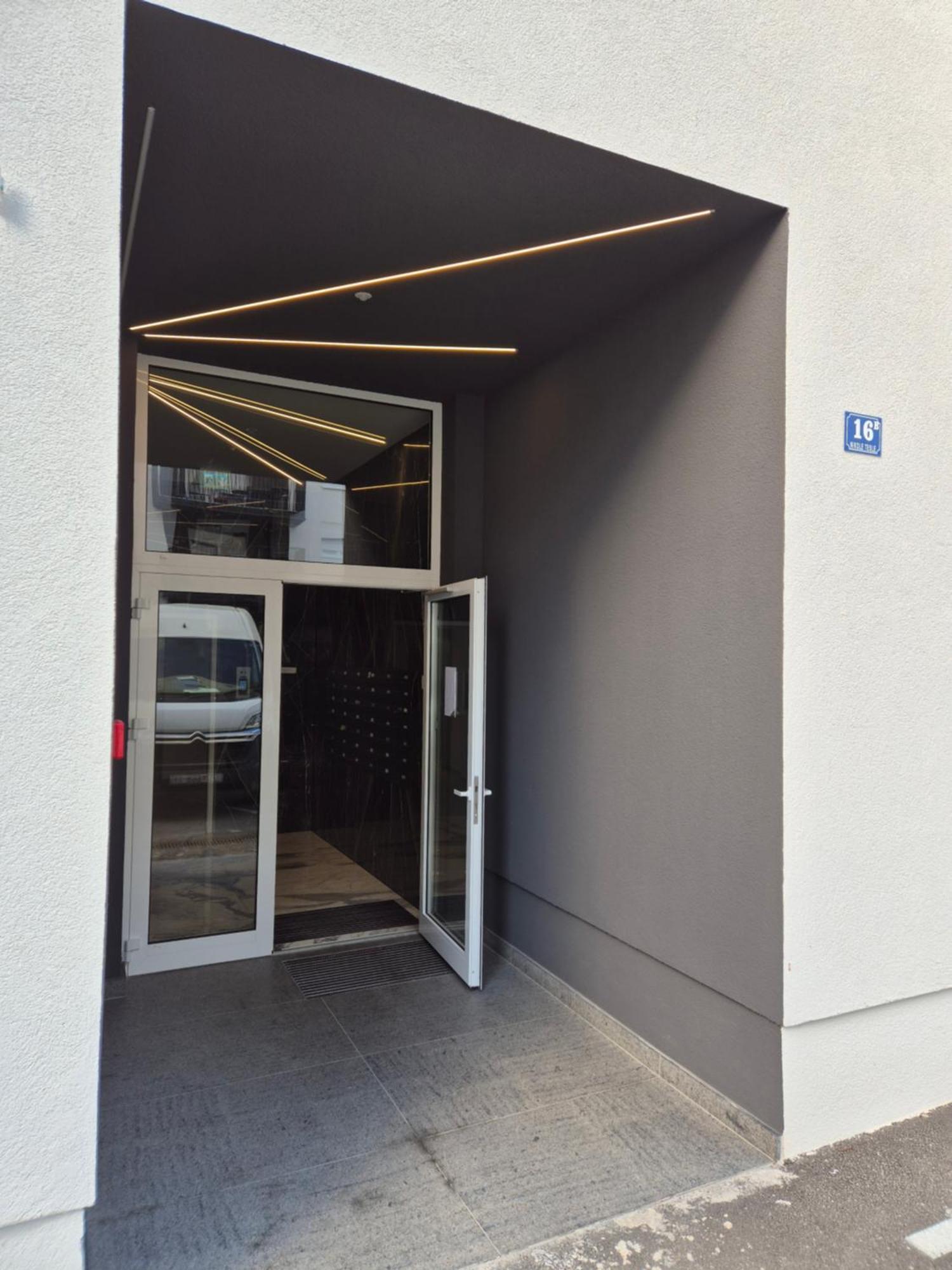 Appartement Stefani - Balcony & Free Private Garage Parking *